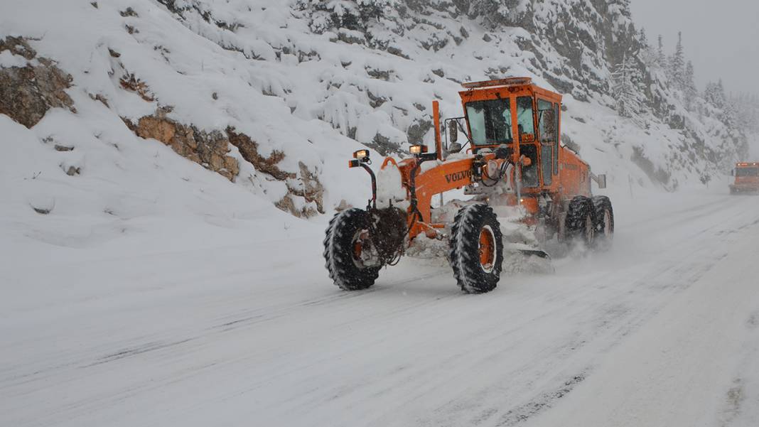 Konya-Antalya yolu beyaz bereketle kaplandı: Ekipler dur durak bilmiyor 2